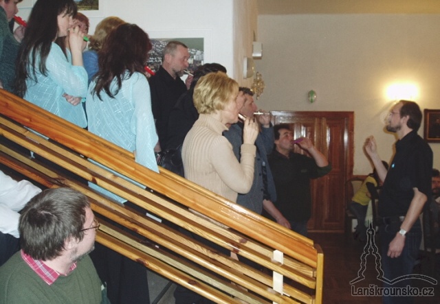 09_Ani zblizka nejde poznat na co hraji.jpg